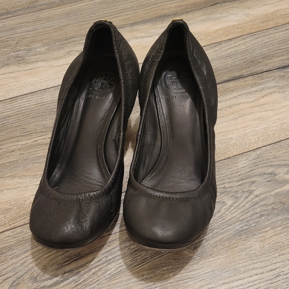 Tory Burch Black Crinkle Patent Leather Wedge Heel Slip On Shoes size 6.5 M